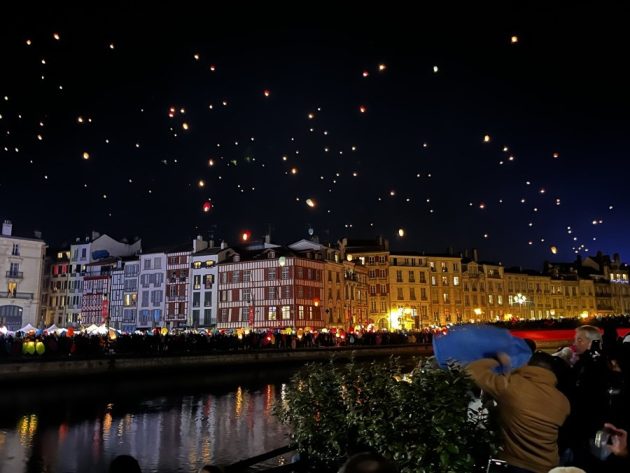 Farolillos en Bayona